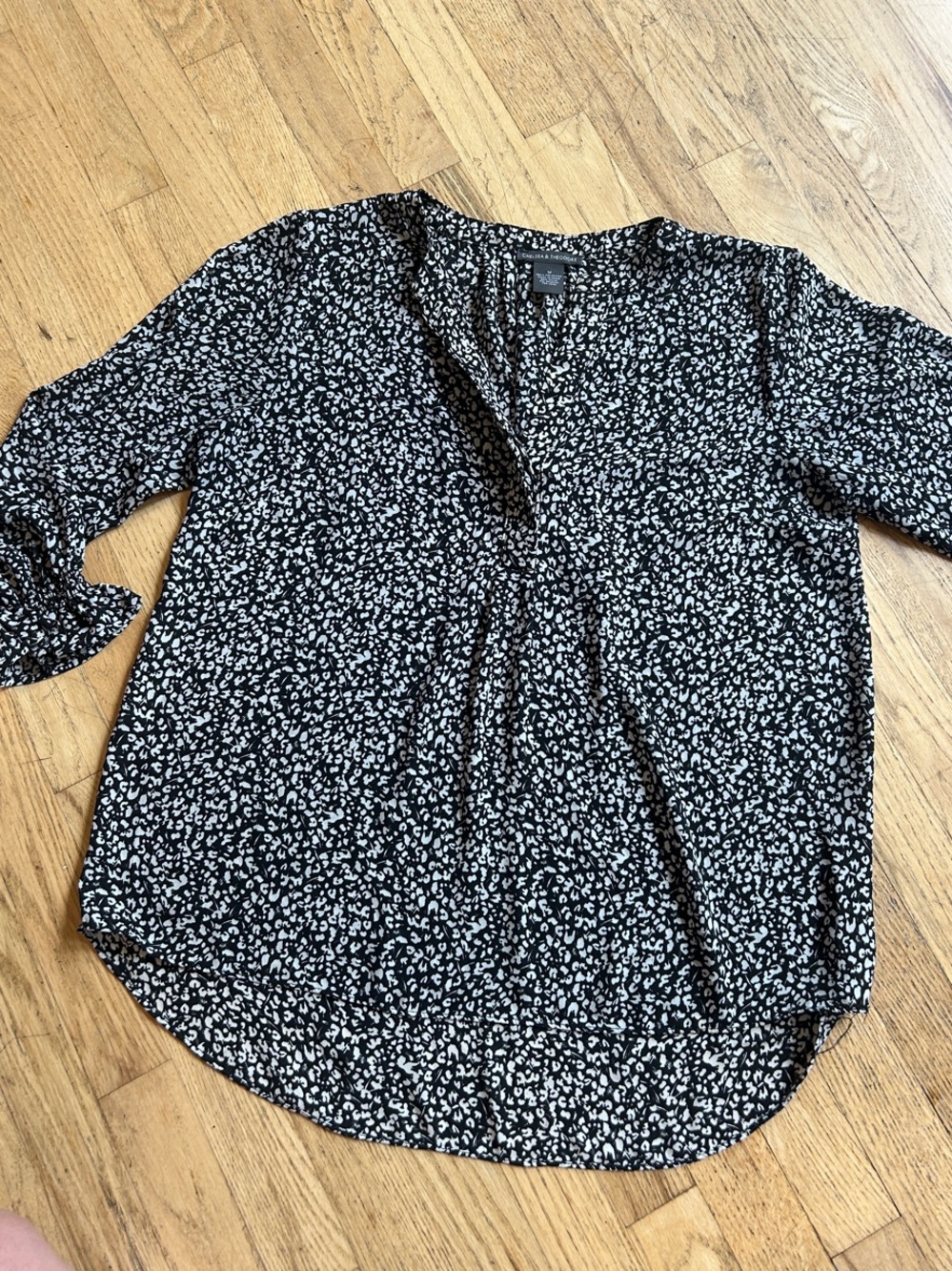 🌸3 FOR $20🌸 Chelsea & Theodore Black and White Split-Neck Printed Blouse - Picture 3 of 8